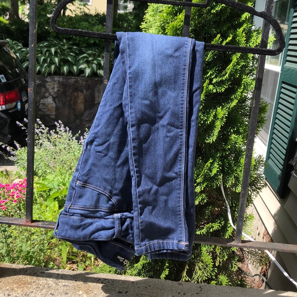 ACCEPTING OFFERS - Dark wash stretchy jeans